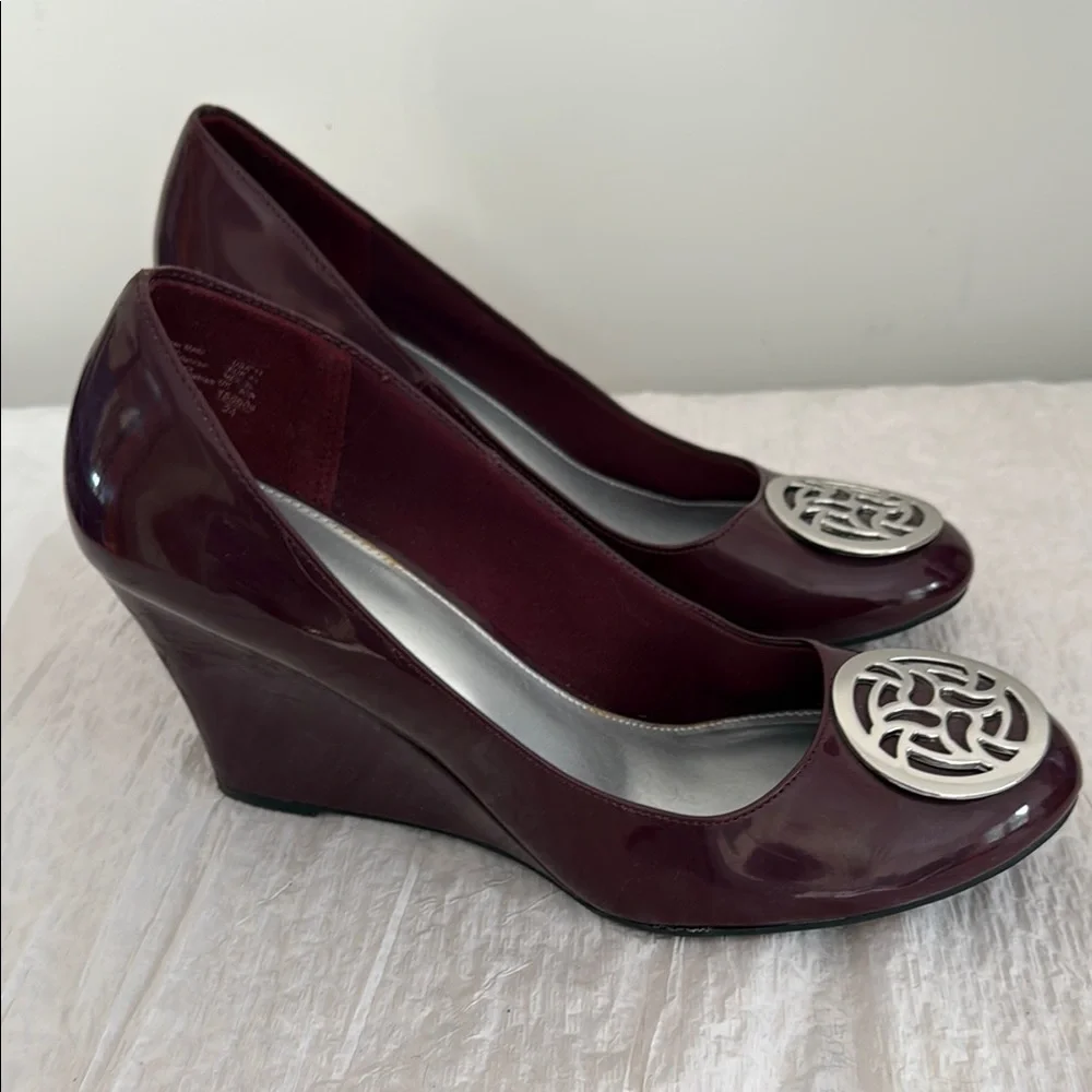 FIONI Clothing Burgundy Wedge Pumps with Silver Emblem